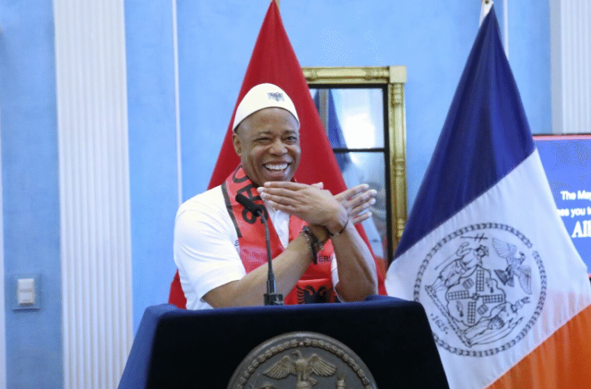  Kryebashkiaku i New Yorkut me plis në kokë (VIDEO)