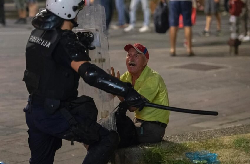  Beograd: 77 persona të ndaluar në protestë, Vuçiq paralajmëron arrestime të reja