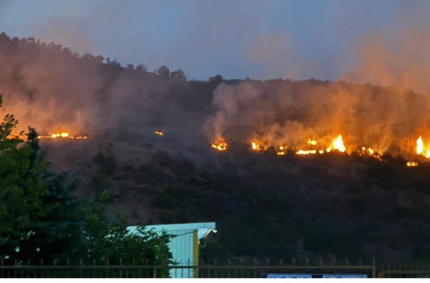  Zjarri në Bllacë rrezikon makinat, MPB ndalon kalimin e kamionëve – automjetet ndryshojnë drejtimin