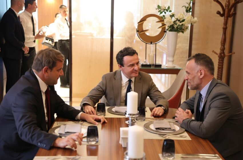  Takim vëllazëror: Albin Kurti takon Arben Fetain në Shkup