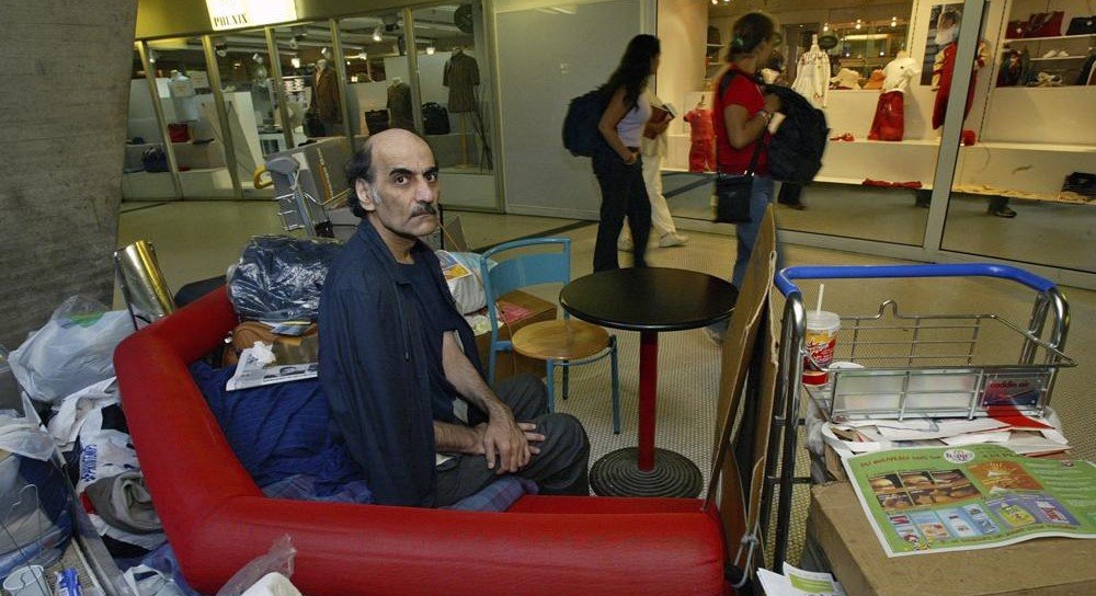 Животната приказна на Иранецот Мехран Карими Насери кој скоро две децении живееше на аеродром Фото: АП