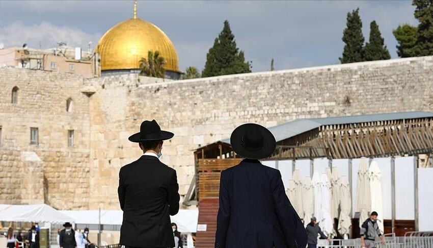  Izraelitët që uzurpojnë tokat palestineze bastisin xhaminë Al-Aksa