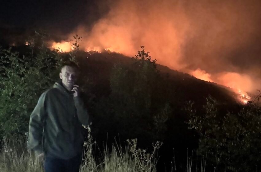 Zjarri pranë fshatit Cerovë po përhapet drejt rajonit të Karpllakut dhe Shkupit, aktualisht nuk ka vendbanime të rrezikuara