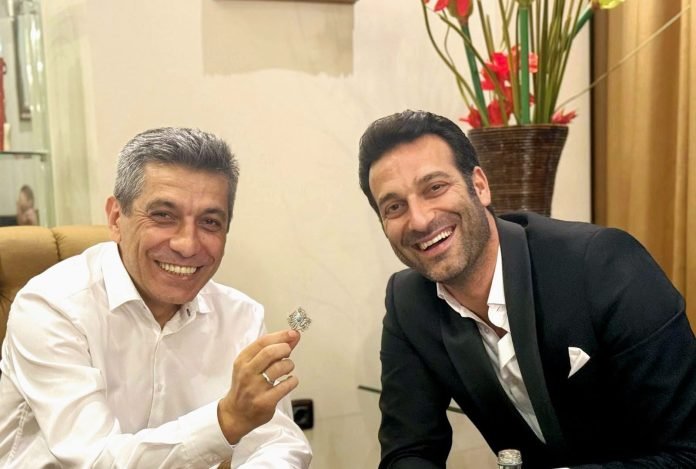  Mexhiti: Tenori me famë botërore Ramë Lahaj më nderoi me filigranin me hartën e Kosovës