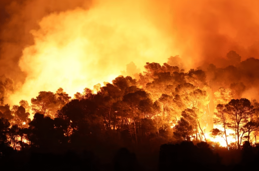 Franca lufton zjarrin më të madh që nga viti 1949