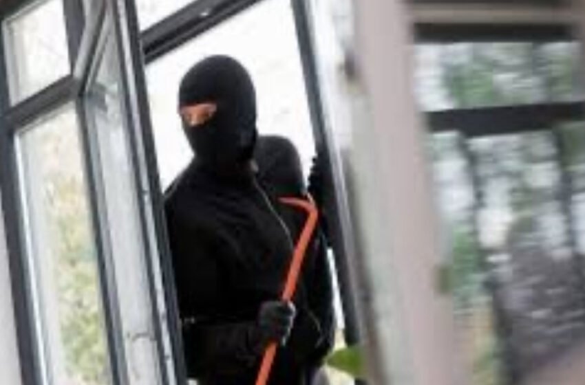  Grabitje në Shkup, 32-vjeçari hyn në shtëpinë e bashkëfshatarit dhe kërcënon me thikë