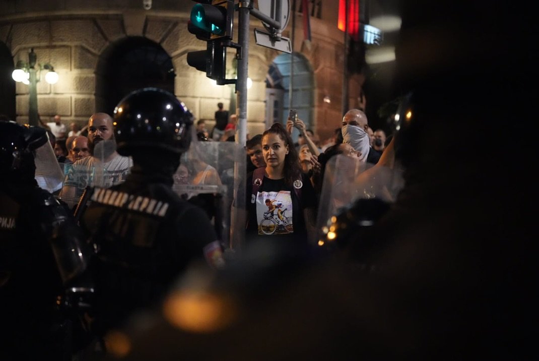 Српски медиуми: Белградската полиција употреби солзавец за растерање на демонстранти