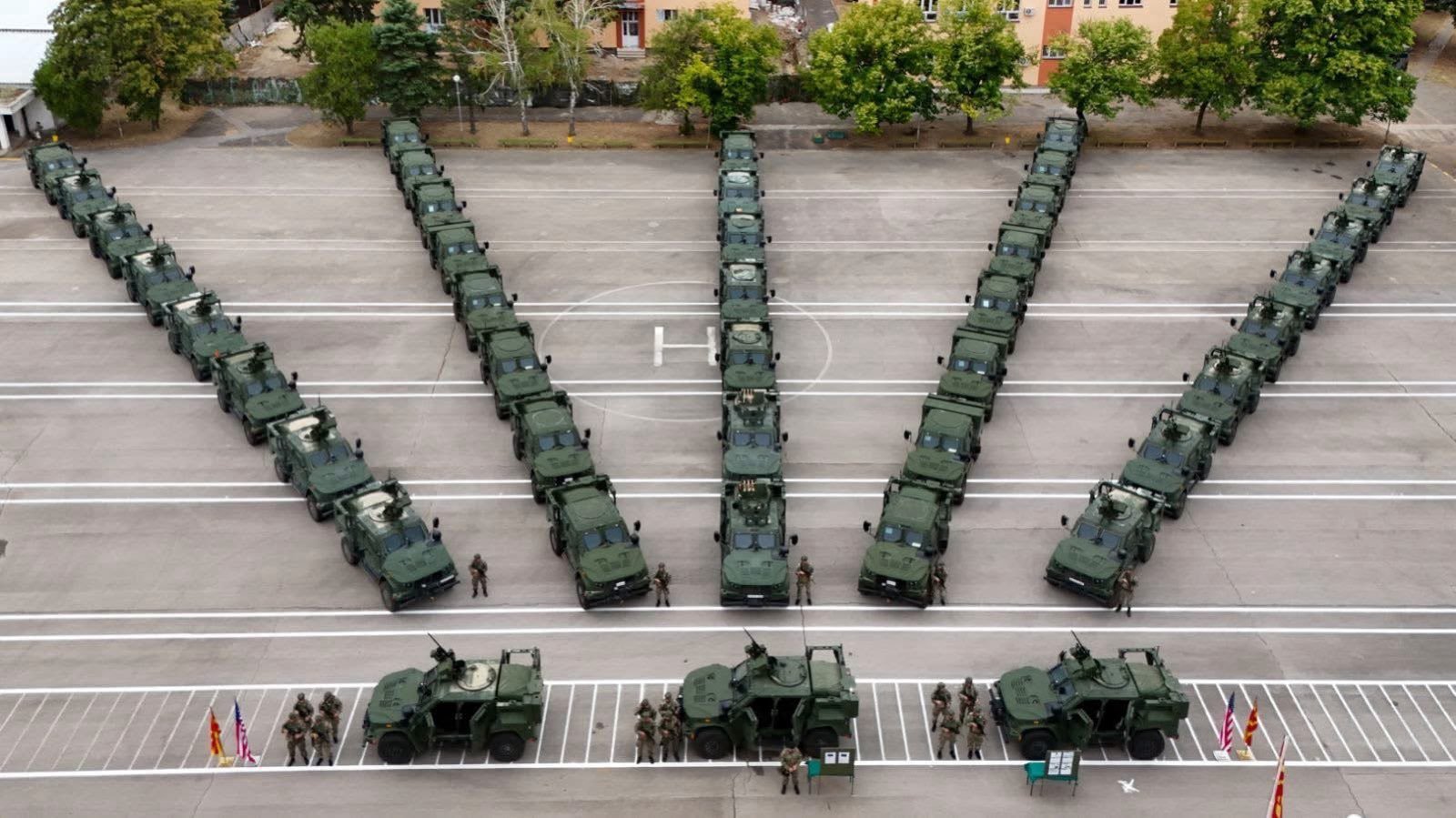Пред државно-воениот врв промовирани новите 29 JLTV оклопни возила на Армијата
