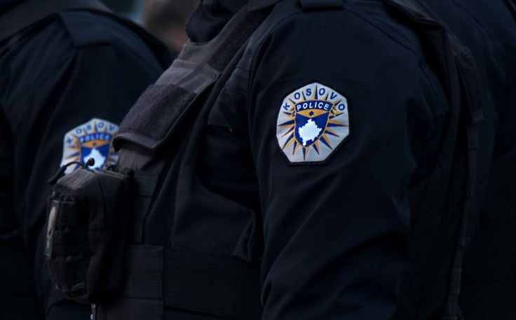  Arrestohen dy gra dhe një burrë në Deçan, iu gjetën armë e municion