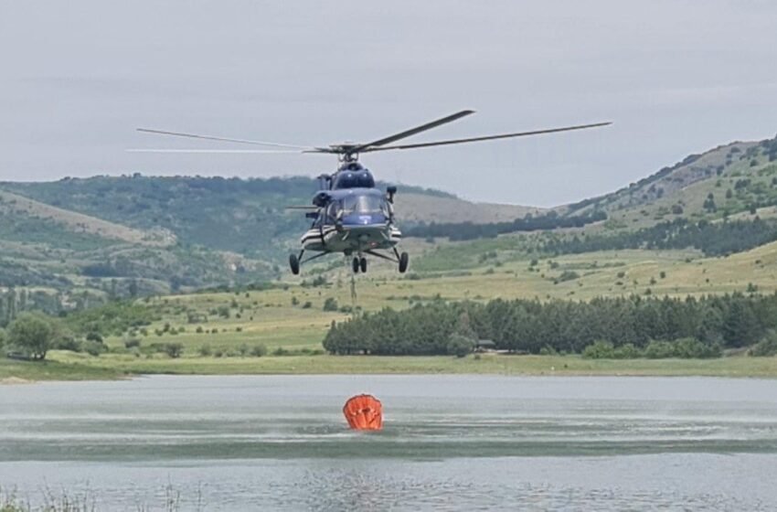  (VIDEO) Helikopteri policor hodhi mbi 65 tonë ujë mbi zjarrin në Jasen