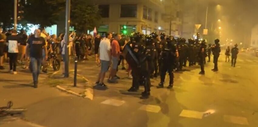  Policia serbe sulmon studentët protestues, thirrje për dalje masive në rrugë