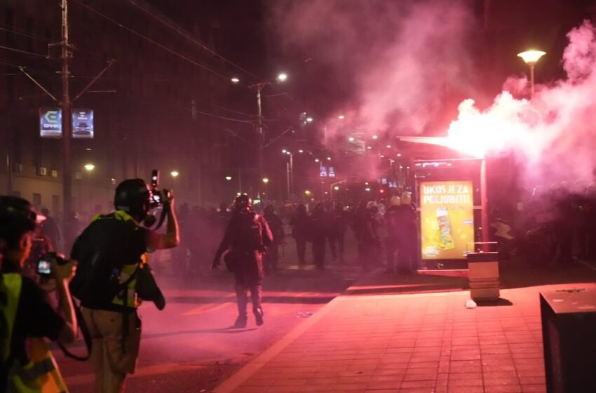  На протестите синоќа низ Србија повредени 42 полицајци, 37 луѓе приведени