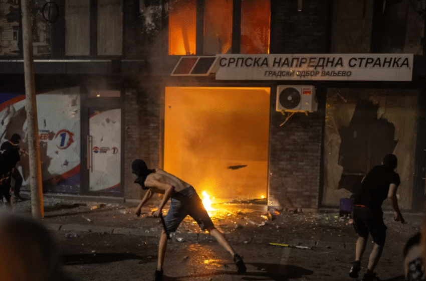  Vazhdojnë përleshjet mes protestuesve antiqeveritarë dhe policisë në tri qytete serbe