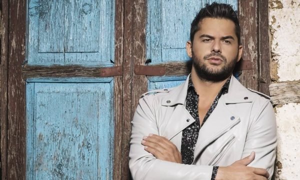 Shpat Kasapi rrihet nga tre persona në një aheng, këta janë të dyshuarit, njëri në ndalim