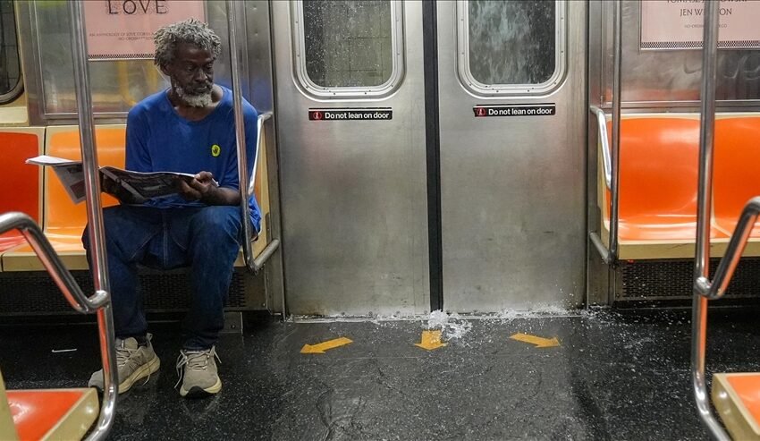 Reshjet e rrëmbyeshme shkaktojnë përmbytje në stacionet e metrosë në New York