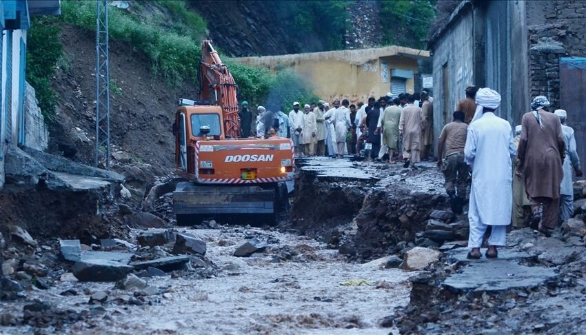  Vazhdojnë operacionet e shpëtimit pas përmbytjeve në Pakistanin, numri i të vdekurve rritet në 688