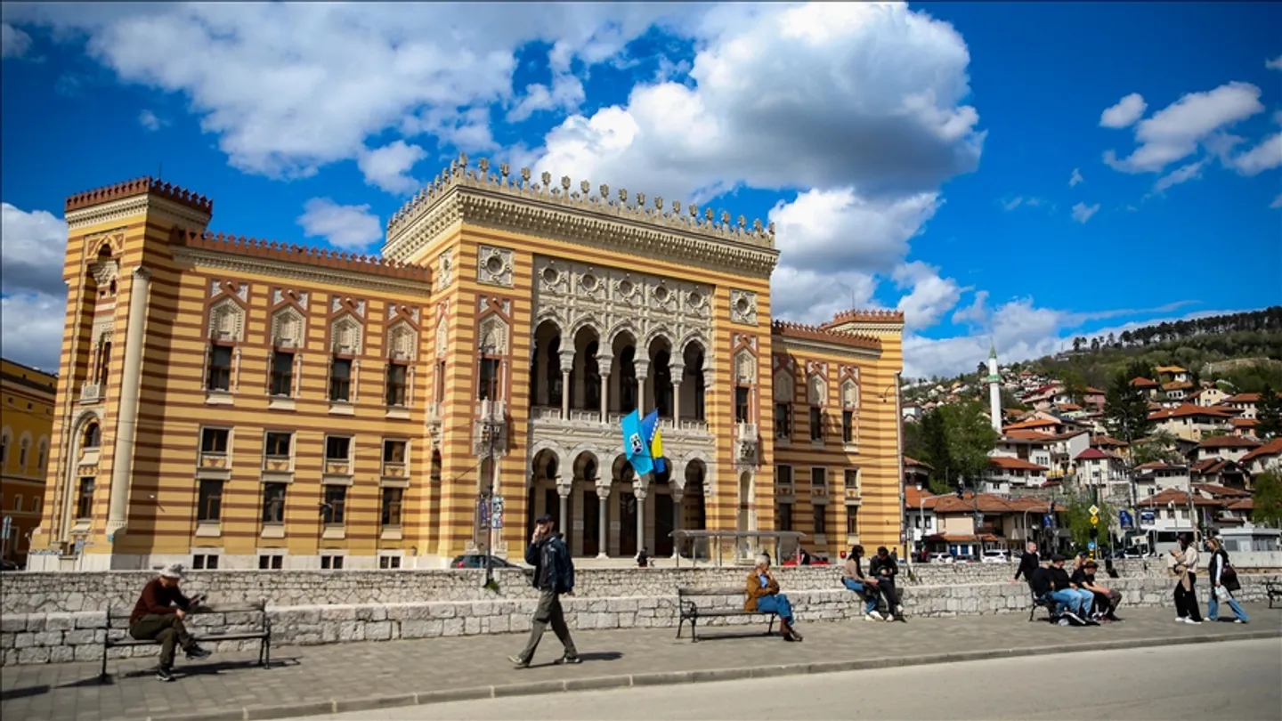 Одбележана 33-годишнина од палењето на сараевската Вијеќница, запалени биле два милиони книги