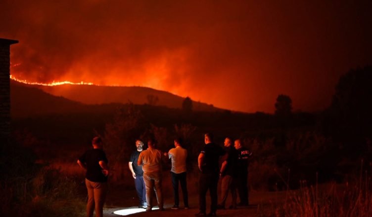  Finiqi në flakë, evakuohen banorë, në rrezik Hidrocentrali i Bistricës