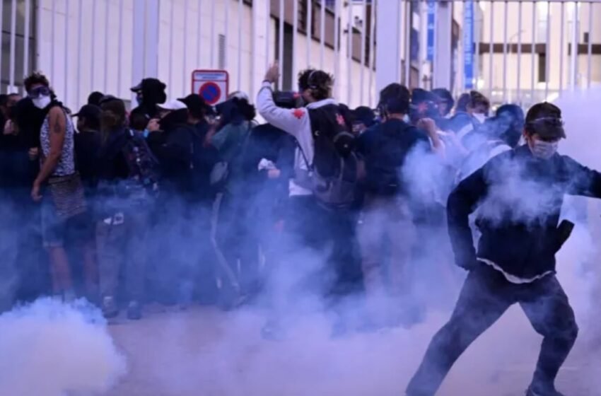  Grevë dhe marshime kundër shkurtimeve buxhetore shkaktojnë trazira në të gjithë Francën, 94 persona të arrestuar