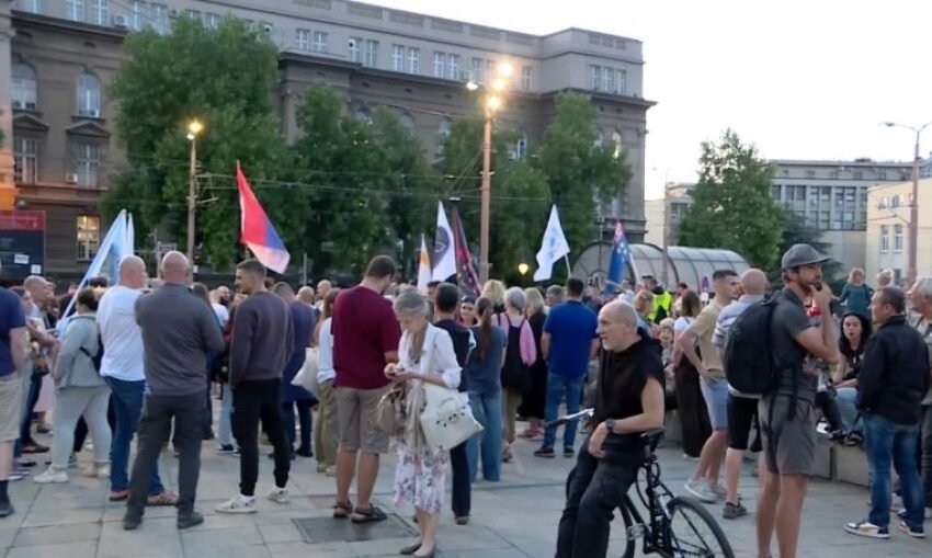  Në disa qytete të Serbisë përsëri shpërthejnë protestat