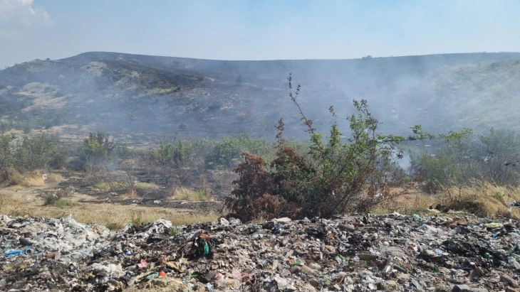 Депонијата Дрисла се уште гори, густ чад се шири во пошироката околина