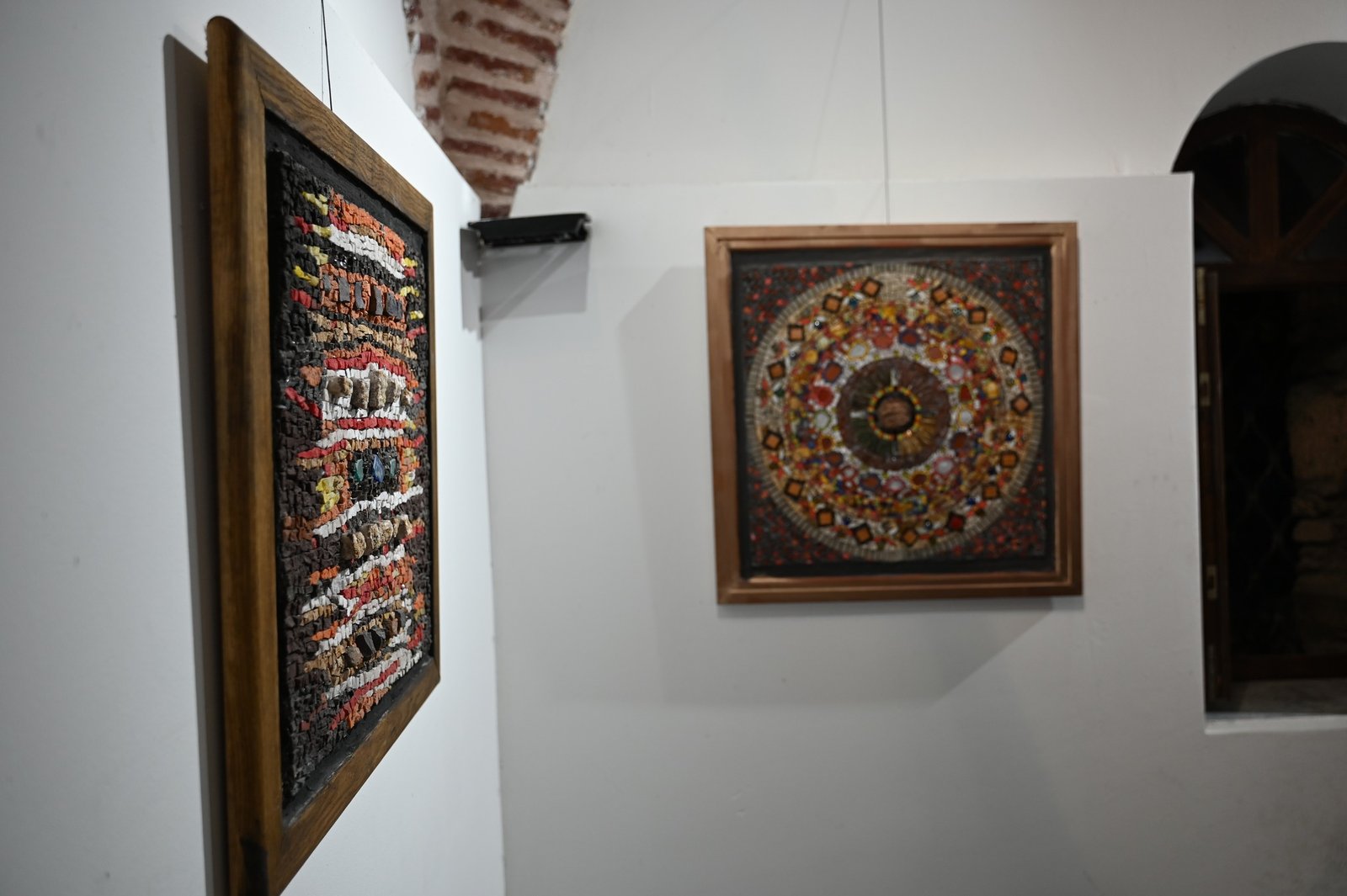 Отворена самостојна изложба на мозаици од камчиња „Природата во камен“ на Изет Зеќири