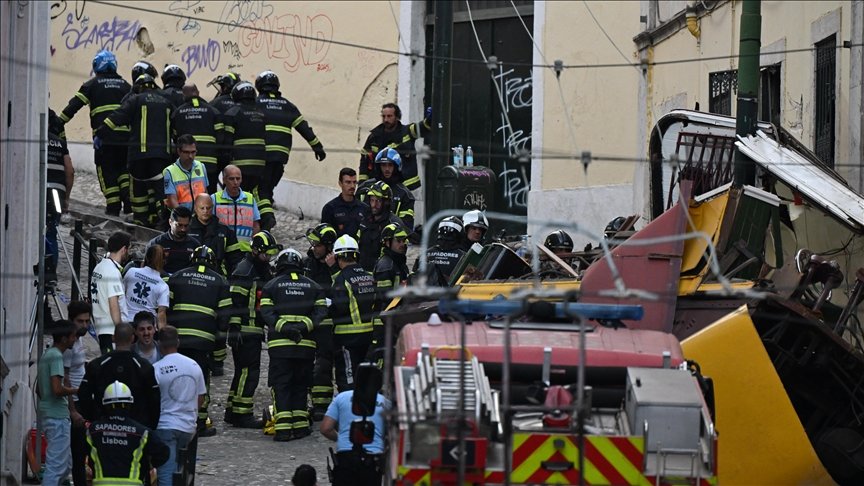 Ден на жалост во Португалија, 15 загинати и 18 повредени при несреќа со фуникулар во Лисабон (Фото: Анадолу)