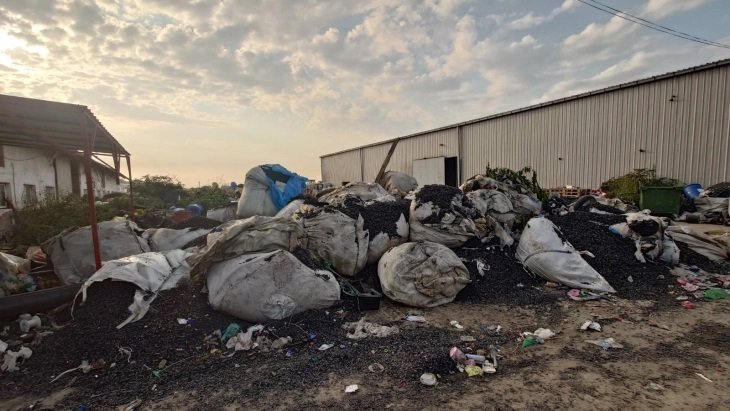 Пожарот во Трубарево е под контрола, нема оган, но се уште чади