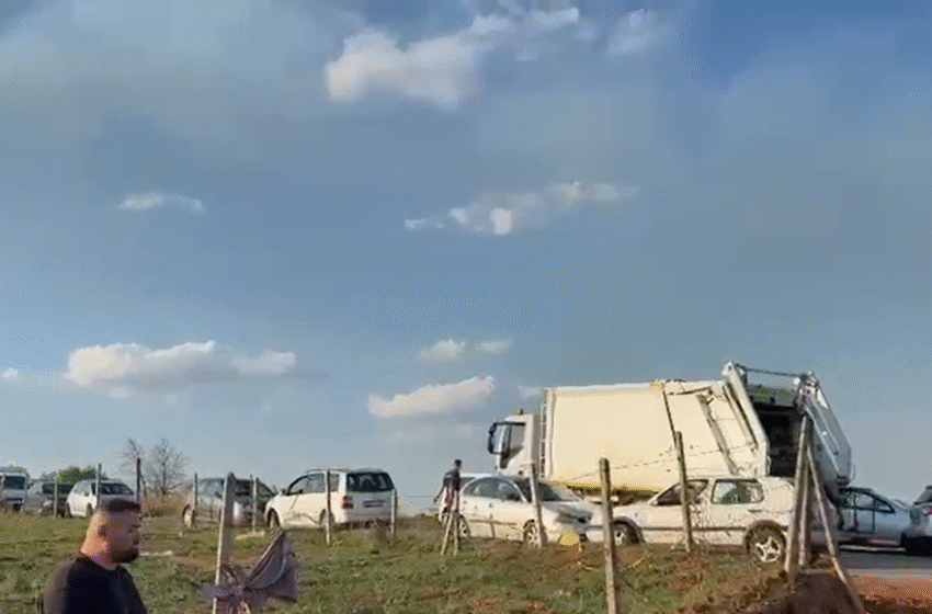  Banorët e Nikushtakit i kthejnë prapa kamionët e Komunës, nuk lejojnë më të helmohen (VIDEO)