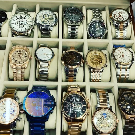 Dogana e Maqedonisë sekuestron mbi 1,100 orë të falsifikuara të markave “Rolex”, “Boss” dhe “Armani”