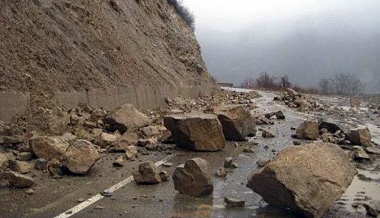 Rrëshqitje dheu në autostradën Shkup   Veles