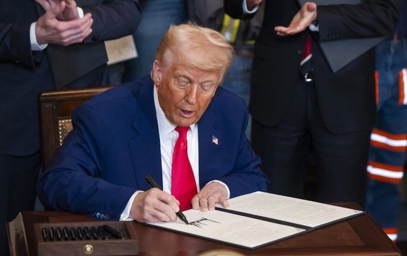 Tarifat e Trumpit për drurin dhe mobiliet hyjnë në fuqi, preken edhe tregtarët në Kosovë