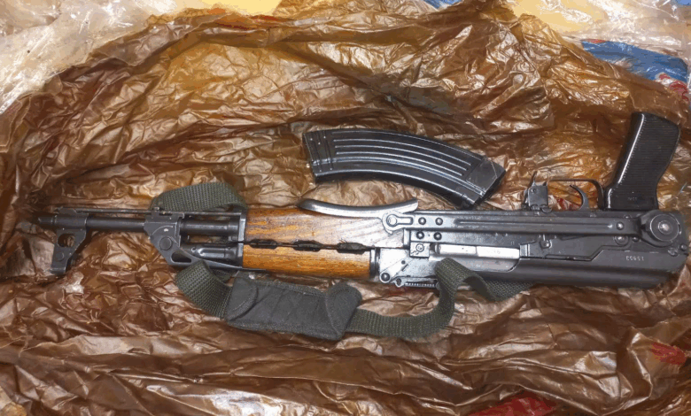 Arrestohen dy persona me armë automatike në rrugën Haraçinë Bërnjacë