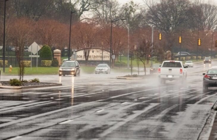  Qarkullimi rrugor vijon normalisht, pavarësisht kushteve me rrugë të lagështa