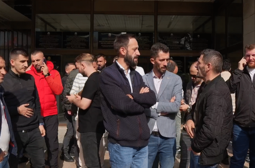  Ankesat për zgjedhjet në Çashkë në fokus të KSHZ-së, banorët protestojnë para institucionit