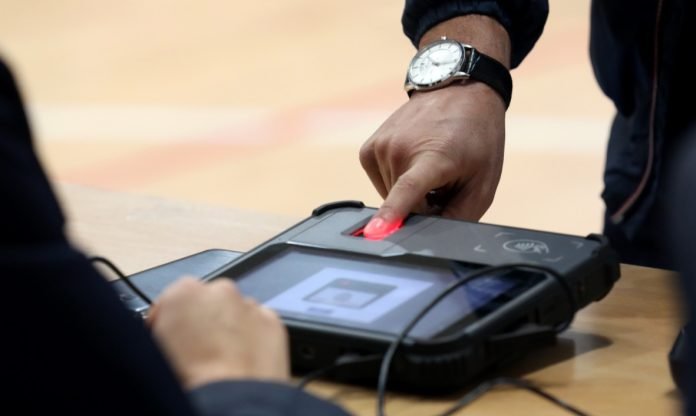  Ndërpritet votimi me aparatin biometrik në Karposh, procesi vazhdon me metodën tradicionale