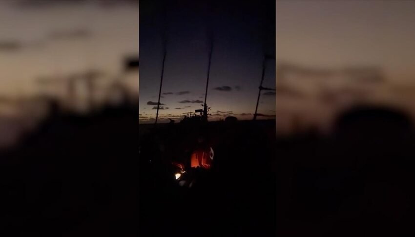  Një anije e madhe luftarake shihet pranë anijeve të Flotiljes Globale “Sumud” që u nisën për në Gaza