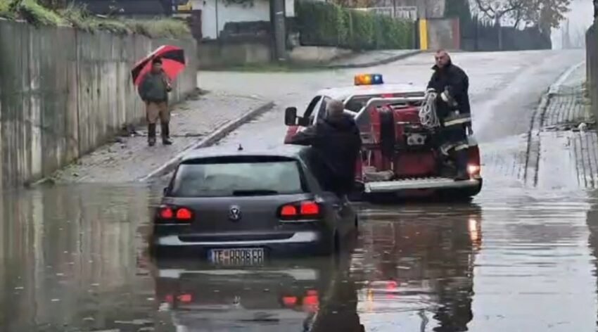 Reshjet e dendura shkaktojnë përmbytje në disa vende në Tetovë, qytetarët të shmangin nënkalimet