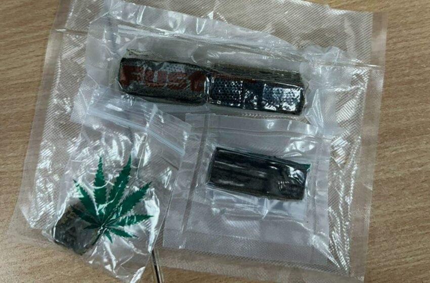  Tentativë kontrabande në aeroport: Kapen 48.8 gramë hashash në bagazhin e pasagjerit nga Gostivari