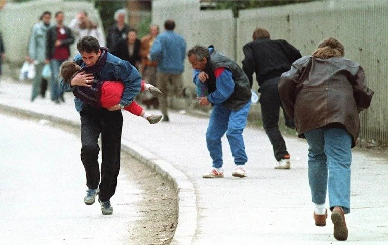 italia-nis-hetim-per-turistet-qe-kane-paguar-per-te-qelluar-civile-ne-sarajeve-gjate-viteve-90