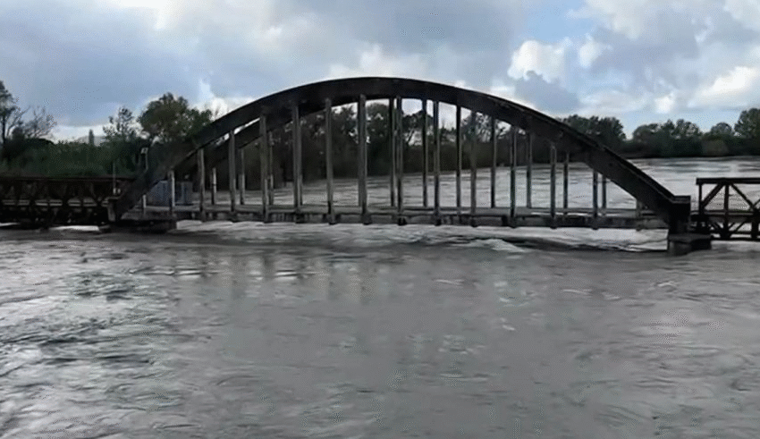  Del nga shtrati lumi Vjosa, përmbyten disa banesa pranë urës së Mifolit