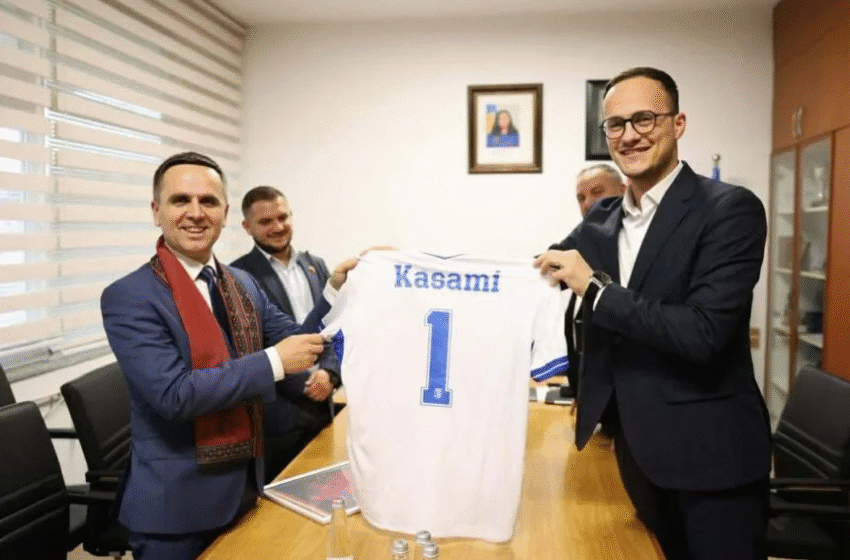  Kasami në Gjilan takohet me Alban Hysenin, shkëmbejnë fanellat e Shkëndijës dhe Dritës
