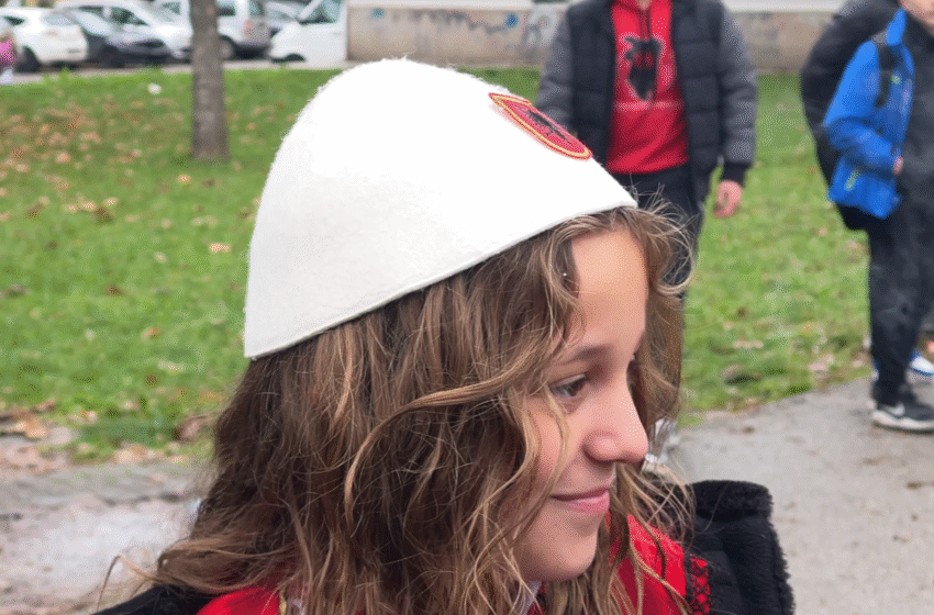  (VIDEO)Nxënësit shqiptarë të shkollës “Penko” festojnë 28 Nëntorin me flamuj e plisa