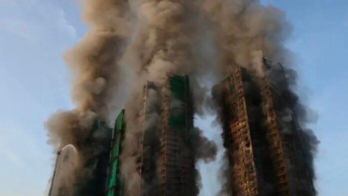  Rritet bilanci tragjik në Hong Kong: 44 të vdekur, 279 të zhdukur nga zjarri masiv