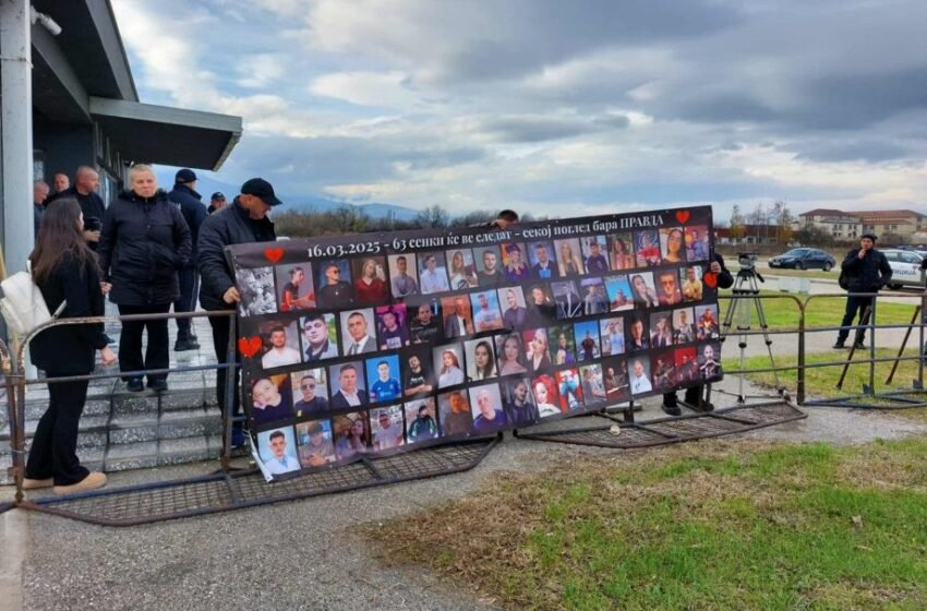  “Do t’ju ndjekin 63 hije”: familjarët e viktimave të “Puls”-it erdhën me një banderolë të madhe para gjykatës