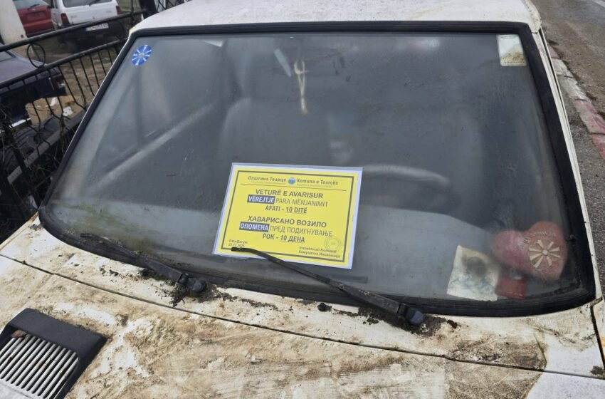  Daut Memishi fillon lirimin e hapësirave publike në Tearcë: 10 ditë afat për t’i larguar veturat e avarisura