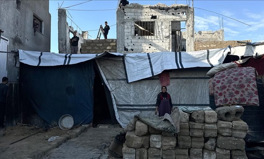  Gaza, familjet e zhvendosura kthehen në shtëpitë e dëmtuara ndërsa shiu përmbyt kampet