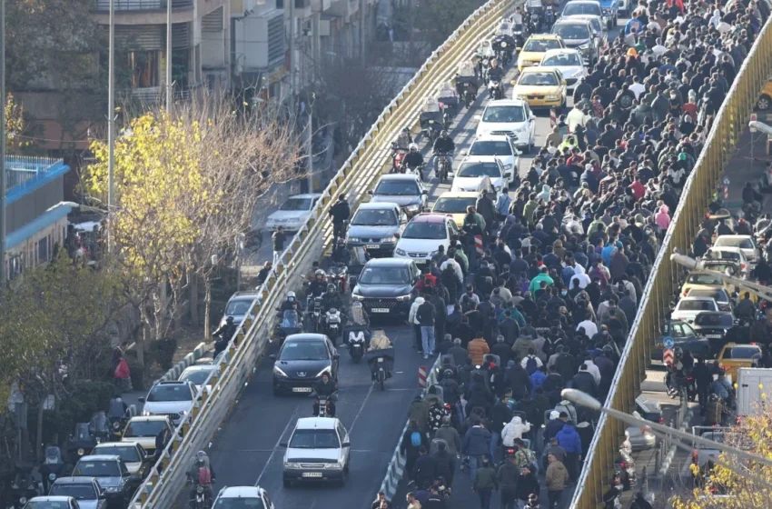  Protesta mbarëkombëtare në Iran, raportohet për dhjetëra viktima/ Bllokohet interneti në të gjithë vendin