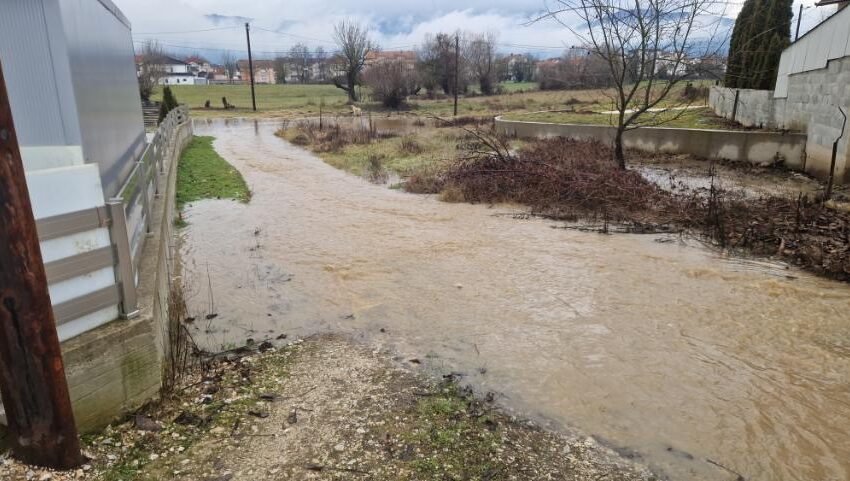  Evakuim në Kërçovë dhe bodrume të përmbytura në Ohër pas reshjeve të rrëmbyeshme