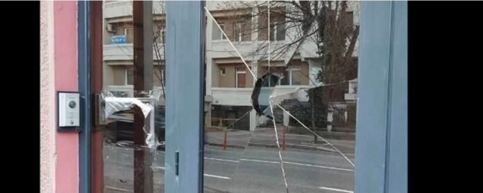  Dëmtohet xhami i derës hyrëse të Ambasadës së Bullgarisë në Shkup – rasti po hetohet